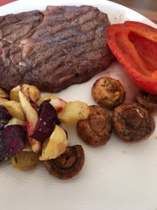 Entrecote med grillade grönsaker och rostade rotfrukter