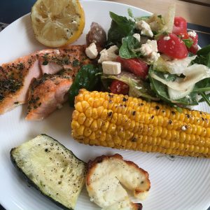 Dagens grill: Lax, squash, halloumi och citron