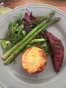 Grillad flankstek med sparris och potatisbakelser