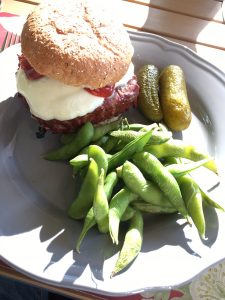 Högrevsburgare med bacon och mozzarella