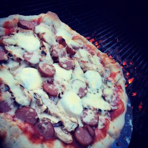 Pizza på grillen – glöm inte fylla kanterna med ost