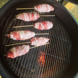 Dagens grill: Baconlindade älgfärsjärpar på spett
